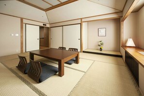 Down comforters, in-room safe, desk, blackout drapes - Hotel Okura Tokyo Bay (Urayasu)