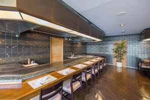 4 か所のレストラン : 朝食、ディナーに営業