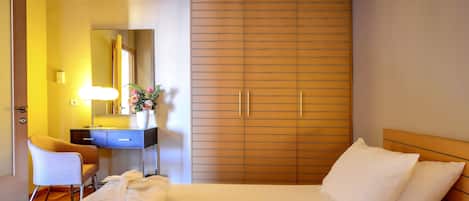 Literie hypoallergénique, matelas mémoire de forme, minibar