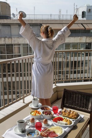 Penthouse, vista a la ciudad | Ropa de cama hipoalergénica, camas con efecto memoria y minibar 