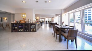 Café da manhã com buffet todos os dias mediante uma taxa