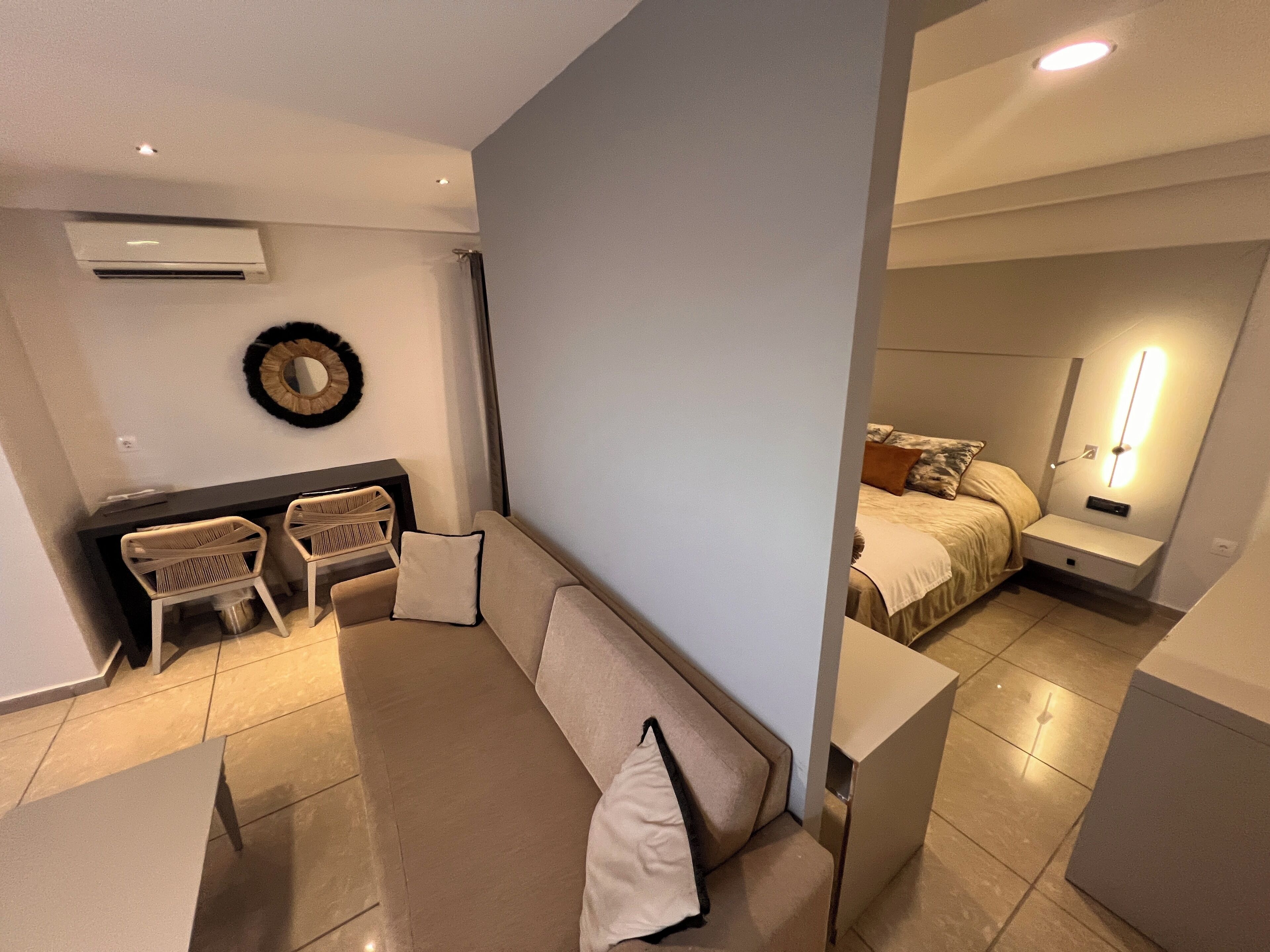 Minibar, safe på rommet, individuelt innredet og skrivebord