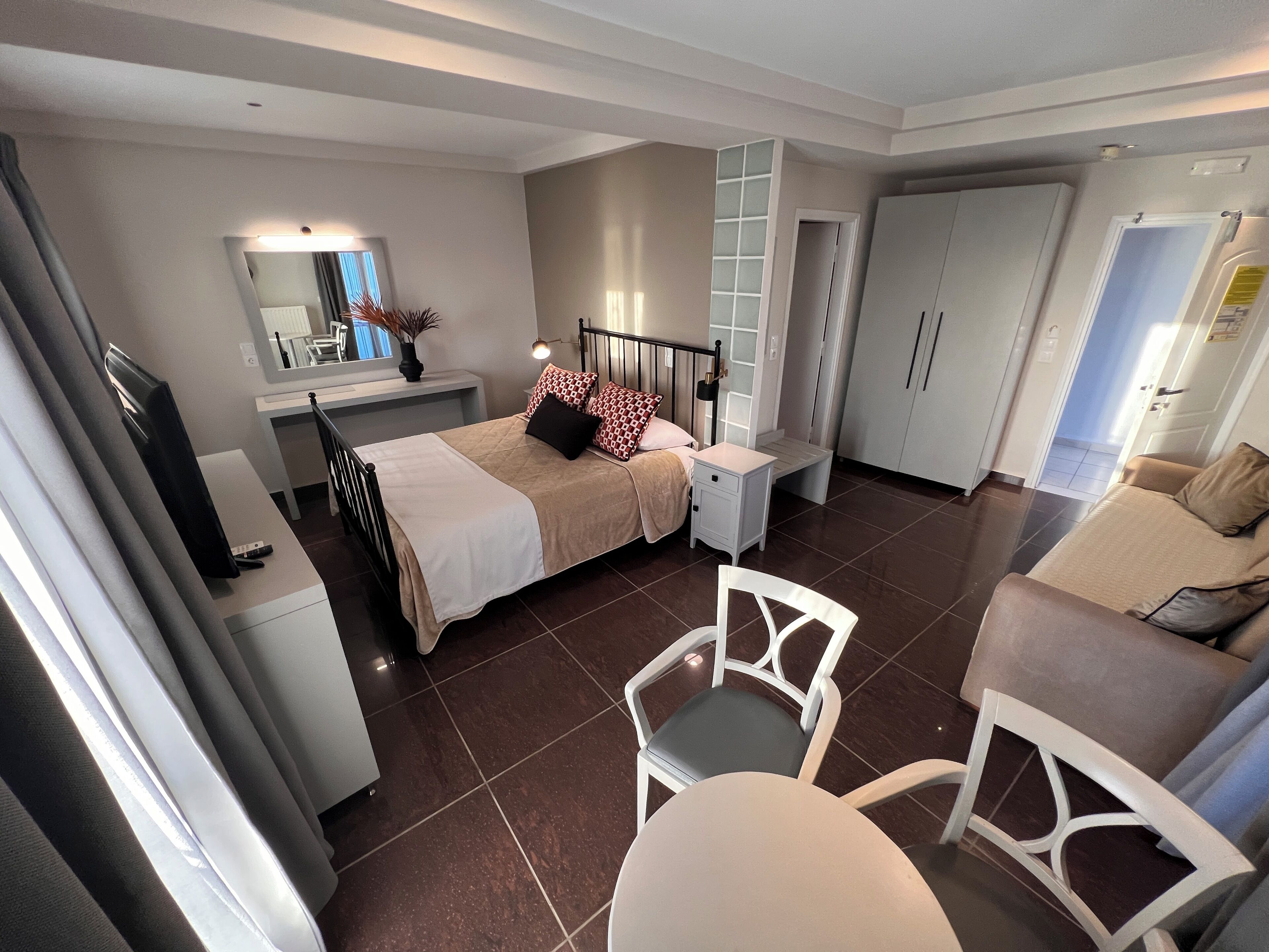 Minibar, safe på rommet, individuelt innredet og skrivebord