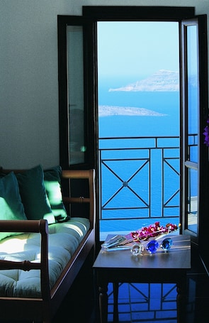 高级三人房, 海景 | 起居区 | 32-英寸LED 电视 (配备卫星频道)、电视