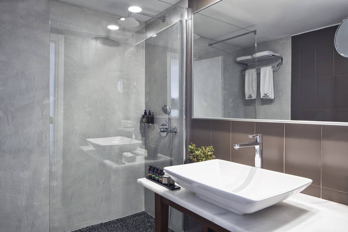 premium bedding, in-room safe, individually decorated