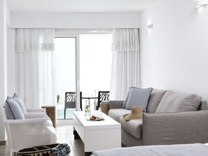 Chambre Quadruple Junior, vue piscine (Shared Swimming Pool)