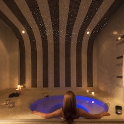Salas de tratamiento para parejas, sauna y tina de hidromasaje