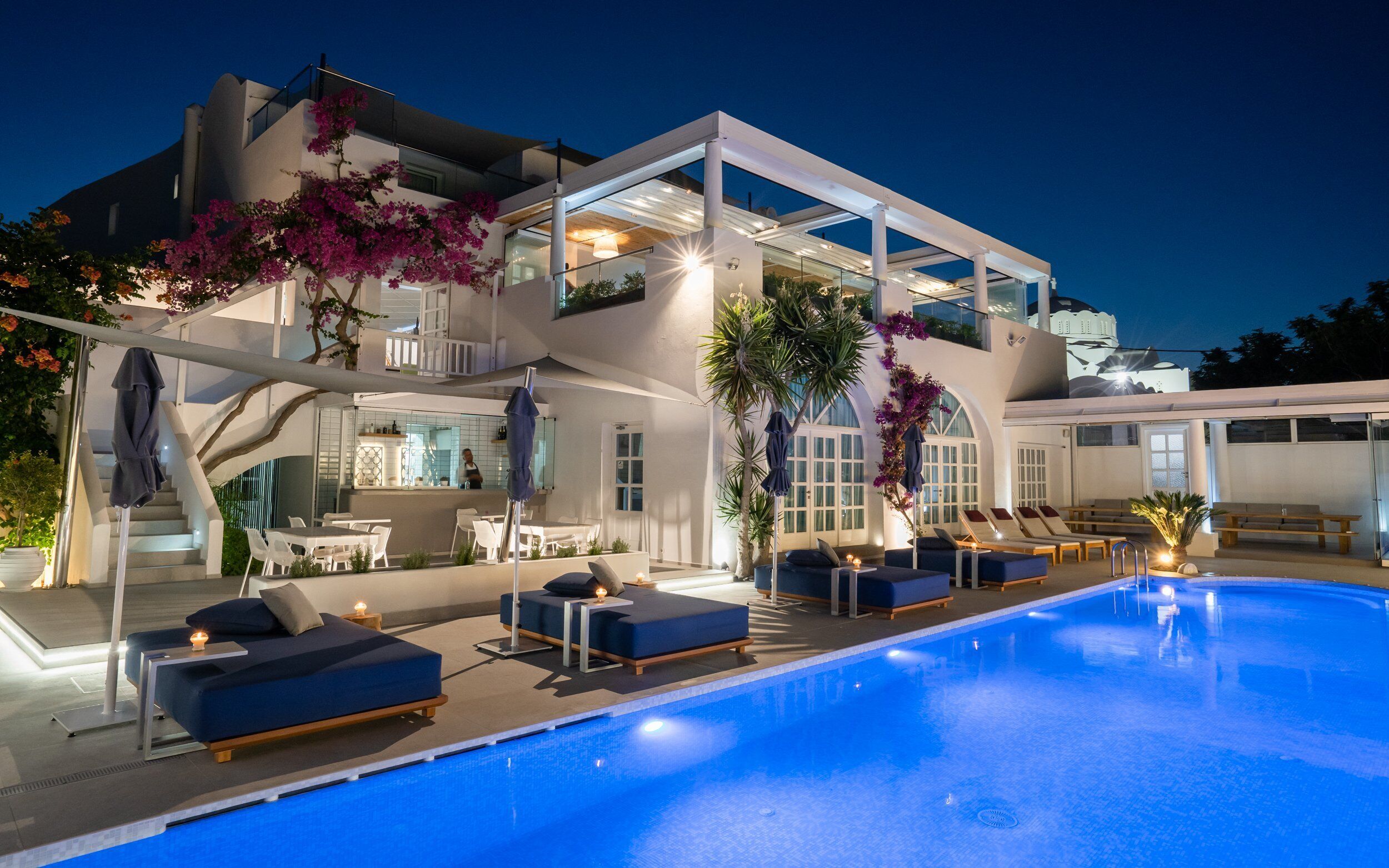 Een seizoensgebonden buitenzwembad en parasols bij het zwembad