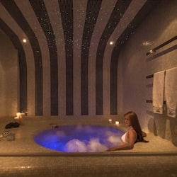 Salas de tratamiento para parejas, sauna y tina de hidromasaje