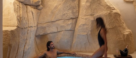 Couples treatment room(s), sauna, hot tub, steam room, body treatments