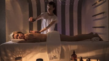 Salas para tratamentos a dois, sauna seca, banheira de hidromassagem