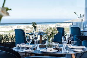 Lunch och middag serveras, med utsikt mot poolen