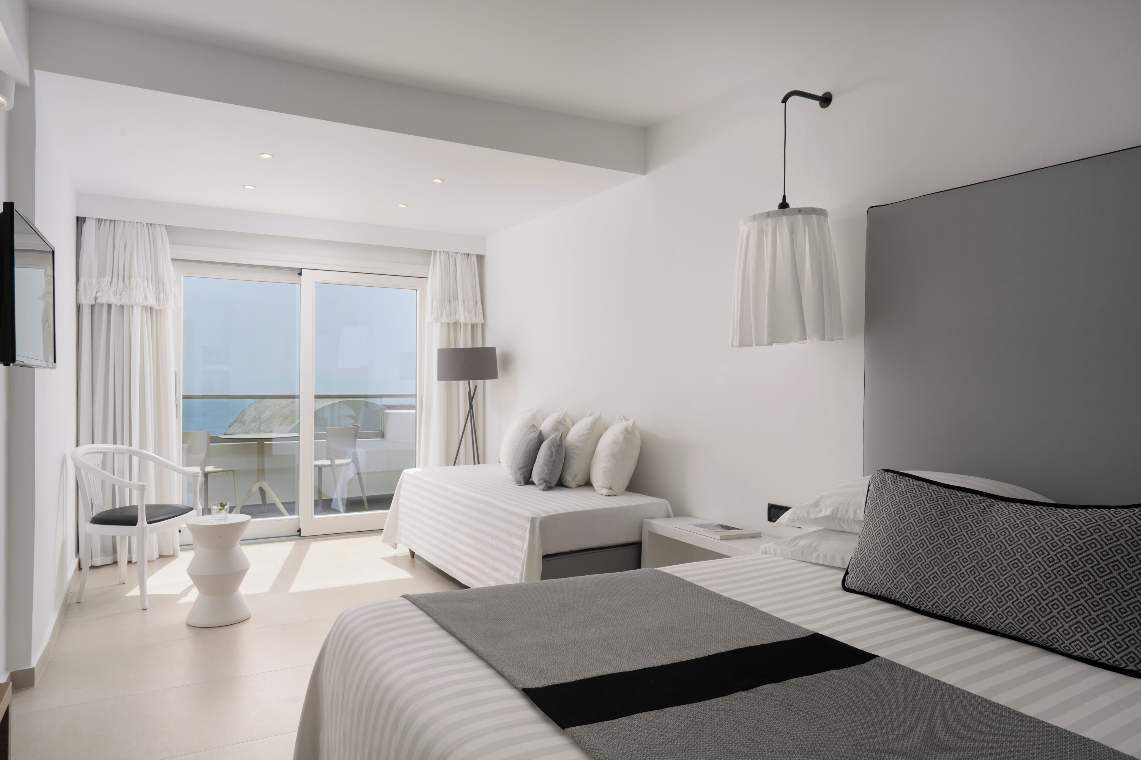 Ropa de cama de alta calidad y caja de seguridad en la habitación 