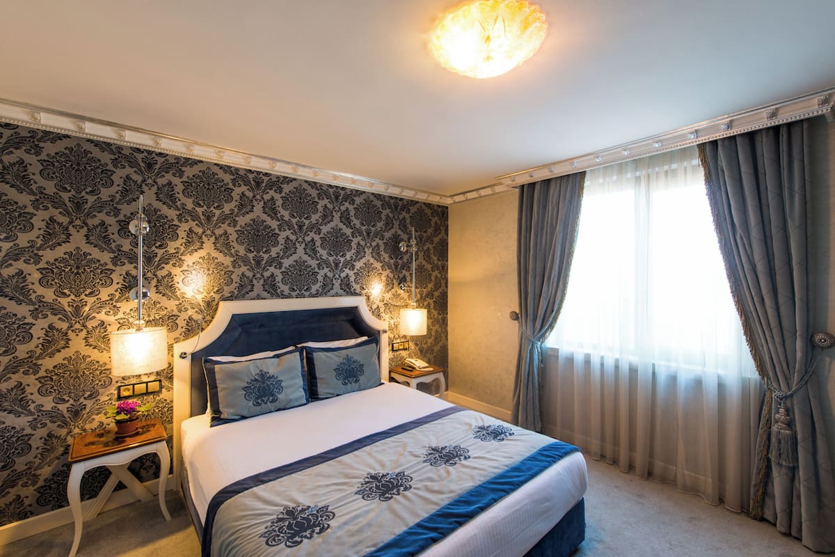 Deluxe Room | Premium bedding, minibar, in-room safe, individually decorated