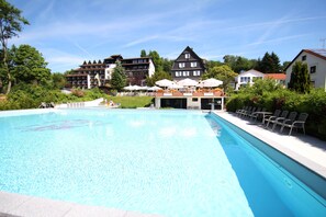 Piscine couverte, 2 piscines extérieures, chaises longues