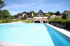 Piscine intérieure, 2 piscines extérieures, 7 h à 21 h, chaises longues