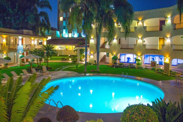 Outdoor pool, open 8:00 AM to 9:00 PM, sun loungers