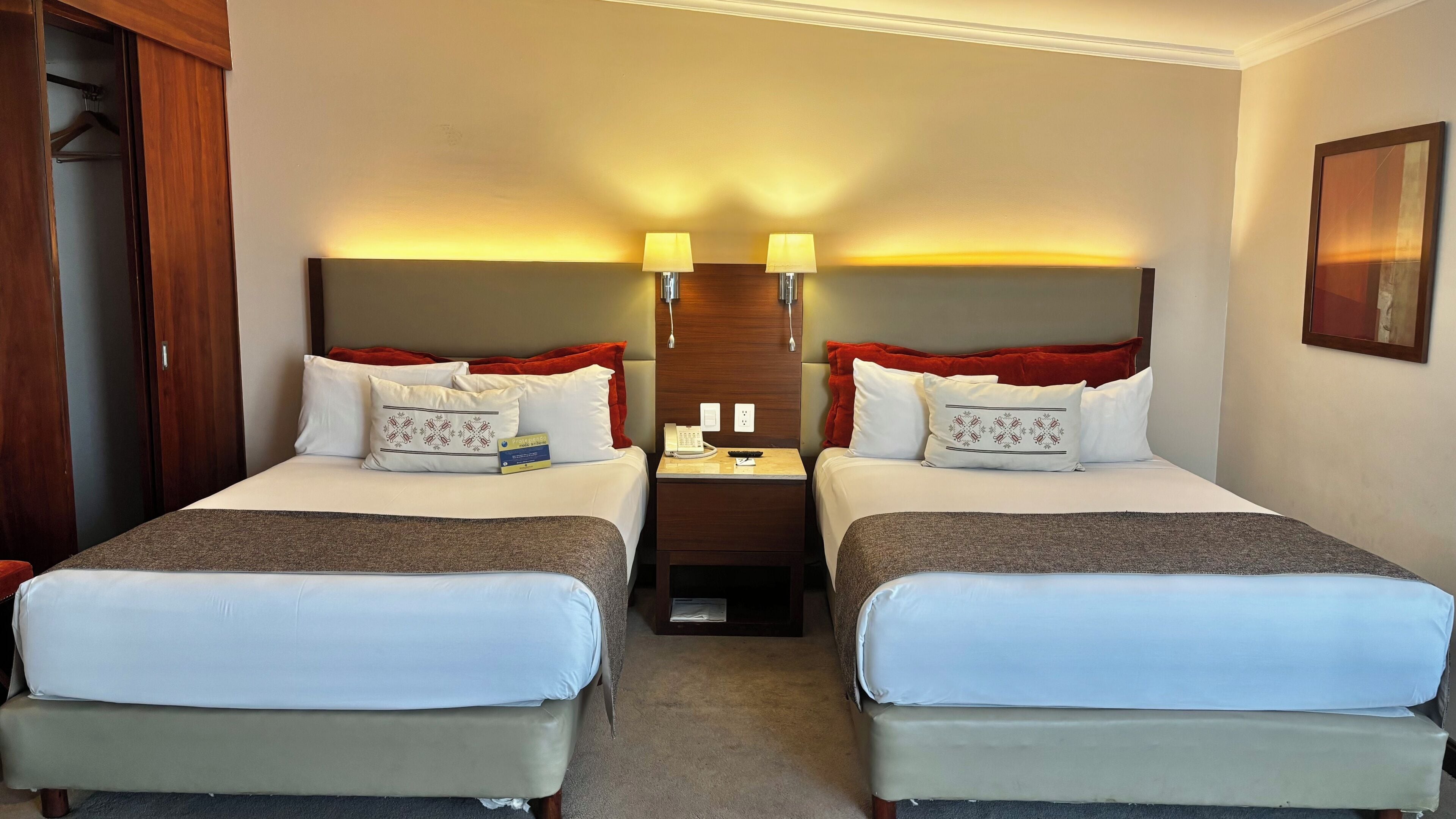  One bedroom Suite with two double beds | Bureau, rideaux occultants, chambres insonorisées
