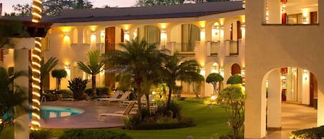 Alberca al aire libre, acceso de 08:00 a 21:00, y camastros