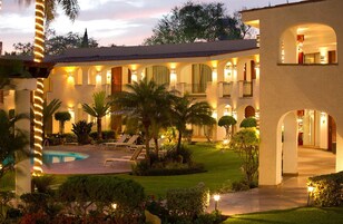 Una piscina al aire libre, sillones reclinables de piscina