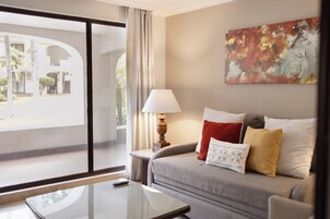  One bedroom Suite with two double beds | 客房内保险箱、办公桌、遮光窗帘、隔音