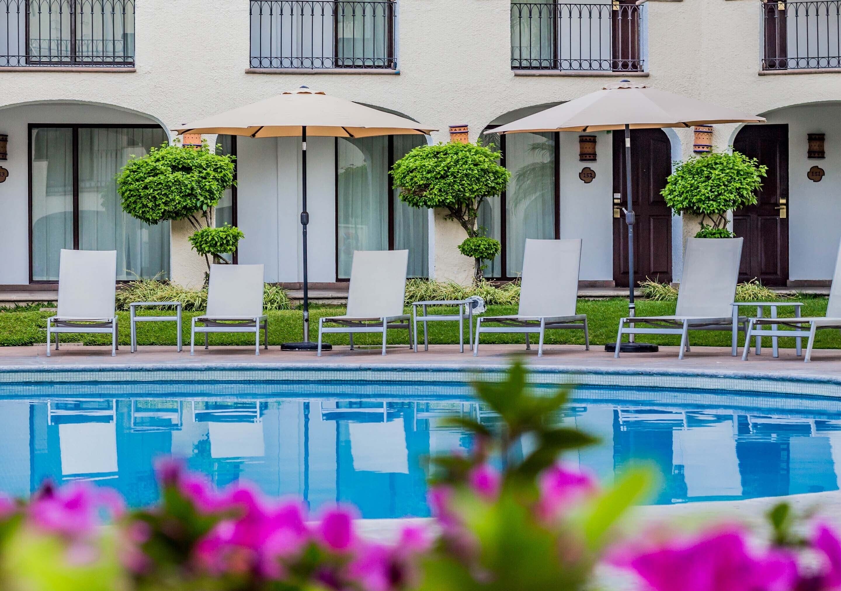 outdoor pool, open 8:00 am to 9:00 pm, pool loungers