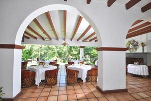 Se sirven desayunos y almuerzos; cocina mexicana; con vista a la piscina