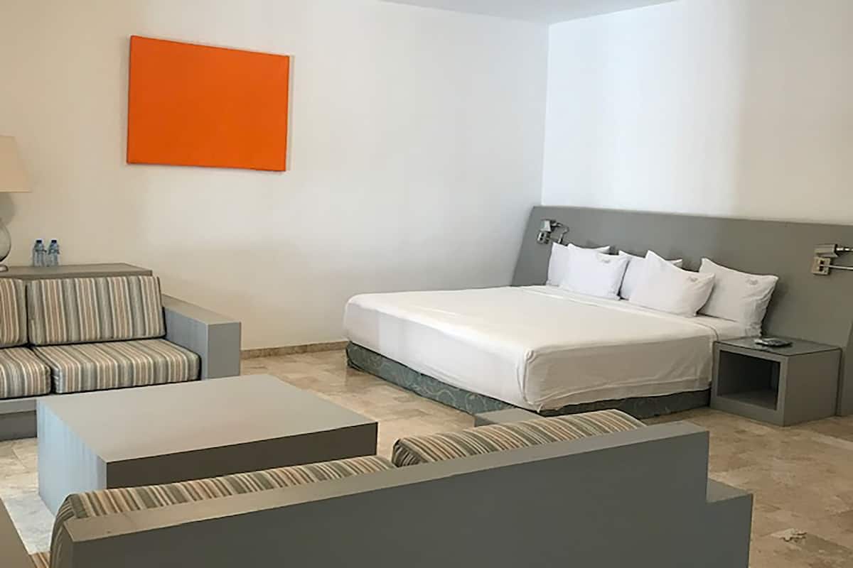 Camera Grand, 1 letto king (Preferencial) | Una cassaforte in camera, una scrivania, ferro/asse da stiro