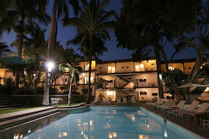 2 outdoor pools
