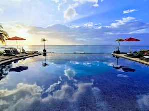 Piscine extérieure, parasols de plage, chaises longues