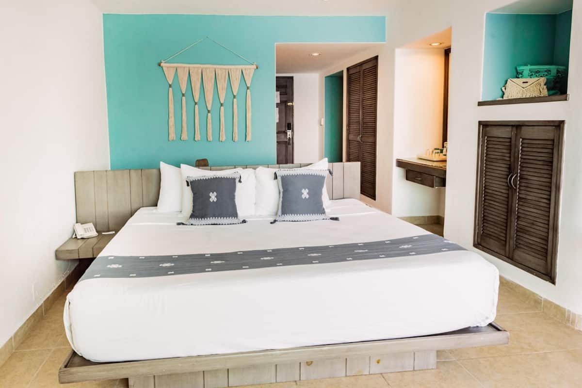 1 bedroom, in-room safe, individually decorated, individually furnished