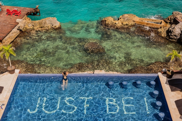Piscina externa, guarda-sóis, espreguiçadeiras