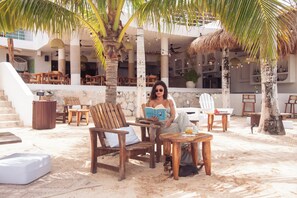 2 restaurantes; se sirve desayuno, almuerzo y cena; cocina asiática