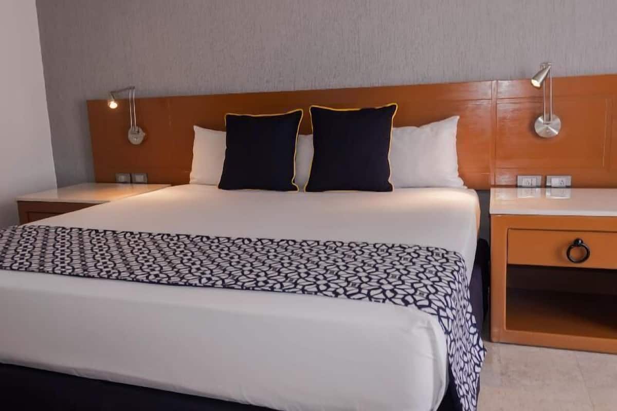 Dilengkapi dengan perabotan berbeda-beda dan tirai kedap cahaya