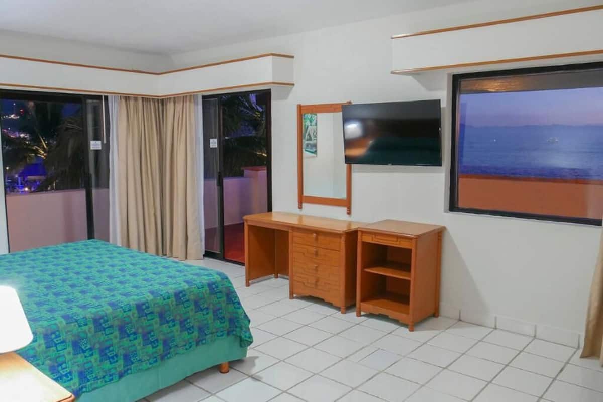 Dilengkapi dengan perabotan berbeda-beda dan tirai kedap cahaya