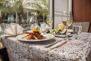 3 restaurants, servant le déjeuner et le dîner; cuisine italienne