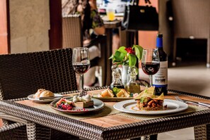 3 restaurants, serveren ontbijt, lunch, diner, Italiaanse gerechten