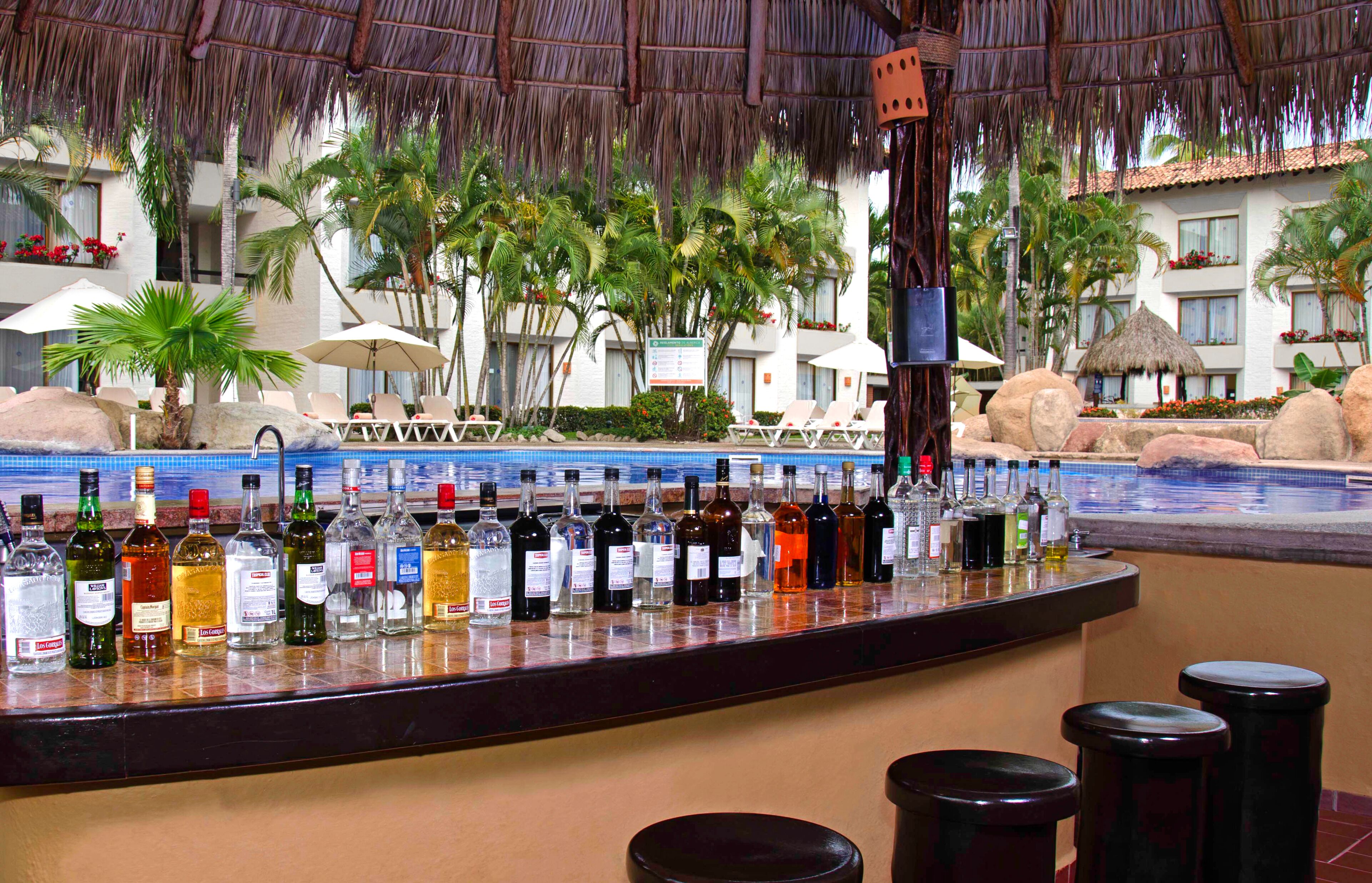 2 bares o lounges, 2 bares junto a la alberca 