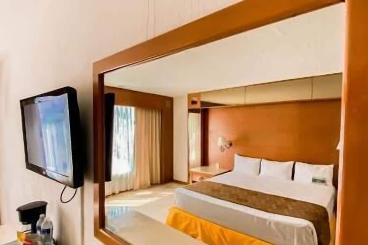 Dilengkapi dengan perabotan berbeda-beda dan tirai kedap cahaya