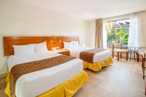 Habitación estándar, 2 camas matrimoniales | Muebles diferentes, cortinas blackout y ropa de cama 