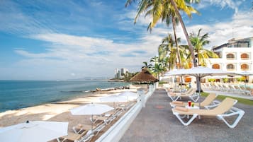 Beach nearby, sun-loungers, beach towels, beach volleyball