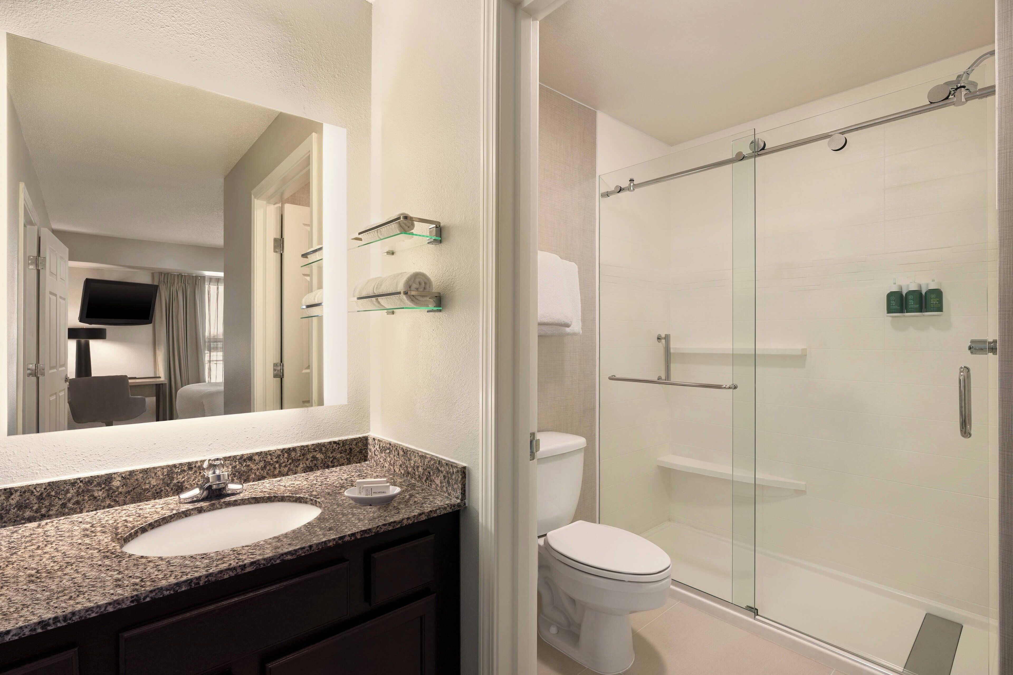 Een bad/douchecombinatie, gratis toiletartikelen, een haardroger