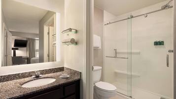 Een bad/douchecombinatie, gratis toiletartikelen, een haardroger