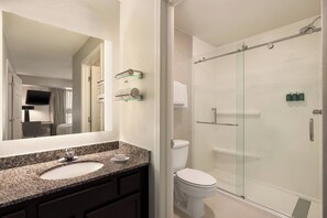 Ensemble douche/baignoire, articles de toilette gratuits, sèche-cheveux