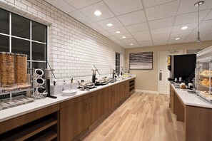 Free daily buffet breakfast  - Residence Inn by Marriott Deptford (Woodbury)