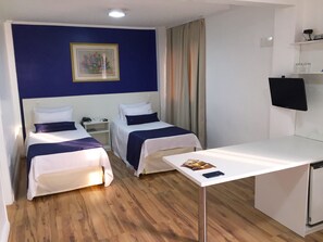 Quarto Luxo, 2 camas de solteiro | 1 dormitorio, minibar, caja fuerte y sistema de insonorización