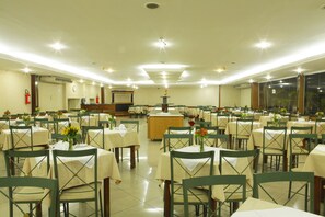 2 restaurants, breakfast, lunch, dinner served; international cuisine  - Century Paulista (Sao Paulo)