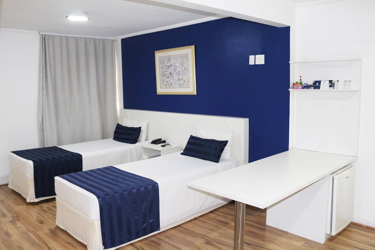 Quarto Luxo, 2 camas de solteiro | Minibar, caja de seguridad en la habitación y insonorización