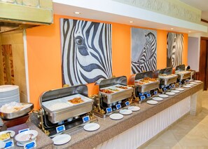 2 restaurantes; se sirve desayuno, almuerzo y cena