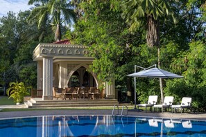 Außenpool, Sonnenschirme